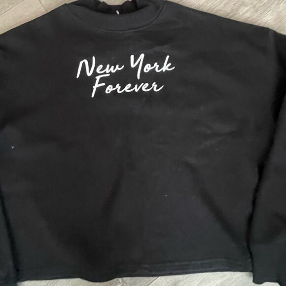 Zara size medium Black 'New York Forever' graphic woman's cropped Sweatshirt - Picture 10 of 11